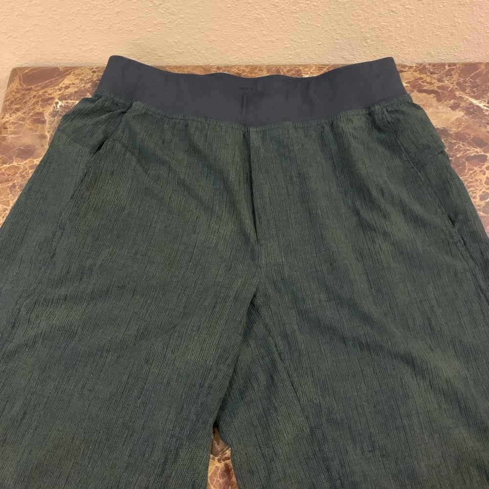 Lululemon Core shorts- Almost New!